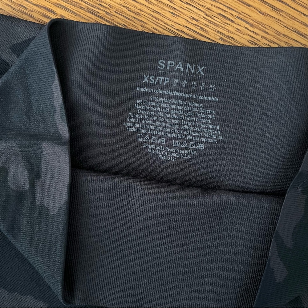 NEW SPANX Look at Me Now Seamless Cropped Leggings - Black Camo - Picture 6 of 9